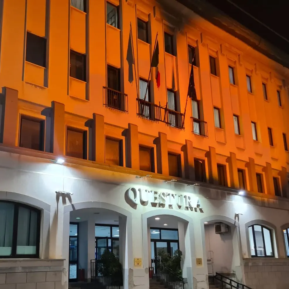 La Questura di Reggio illumina la facciata per la Giornata contro la violenza sulle donne