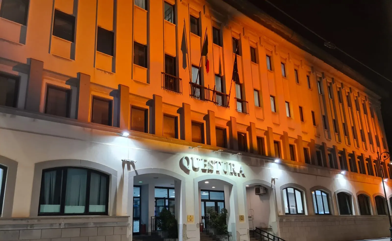 La Questura di Reggio illumina la facciata per la Giornata contro la violenza sulle donne