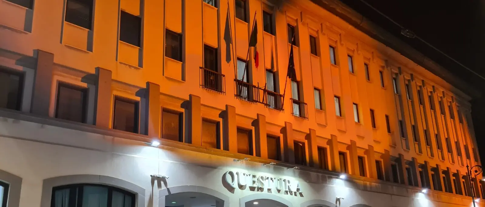 La Questura di Reggio illumina la facciata per la Giornata contro la violenza sulle donne