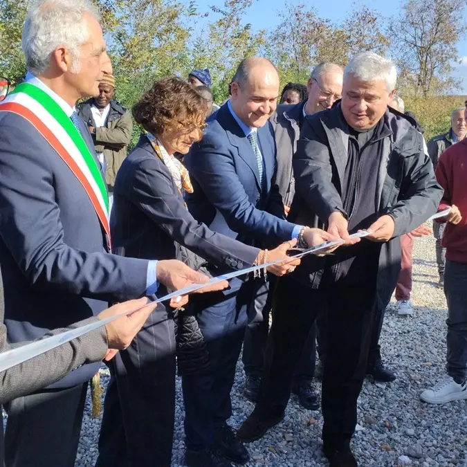 San Ferdinando, due nuovi container con docce e lavatrici allestiti all'esterno della tendopoli