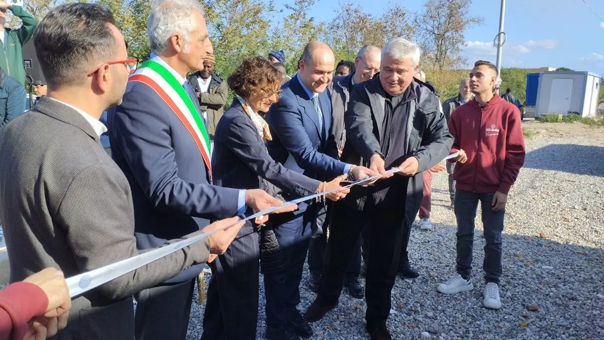 San Ferdinando, due nuovi container con docce e lavatrici allestiti all'esterno della tendopoli