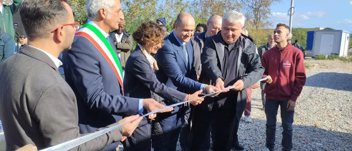 San Ferdinando, due nuovi container con docce e lavatrici allestiti all'esterno della tendopoli