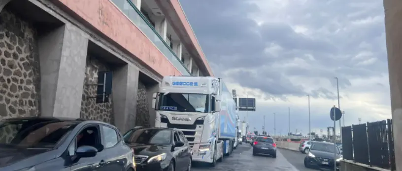 Villa San Giovanni, al via l'esodo natalizio: lunghe code agli imbarchi per la Sicilia