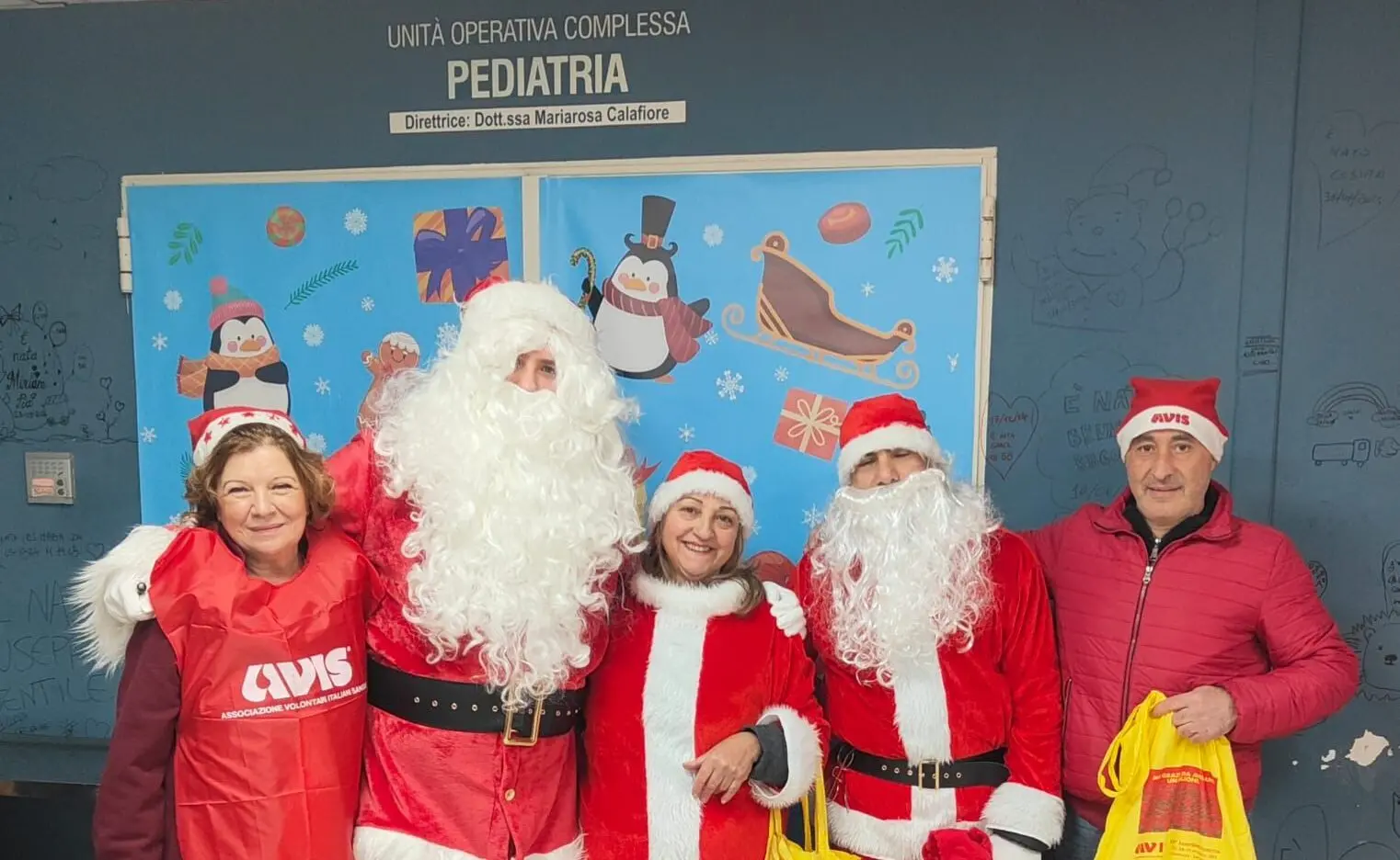 Babbo Natale Avis porta doni ai bambini nel reparto di pediatria a Polistena
