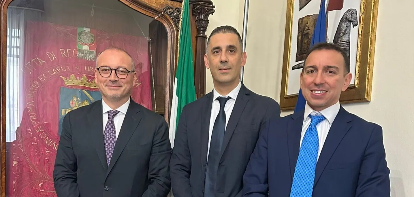 Reggio, il gruppo consiliare Red su piazza del Popolo: «Basta abusivi, giusta la destinazione parcheggio»