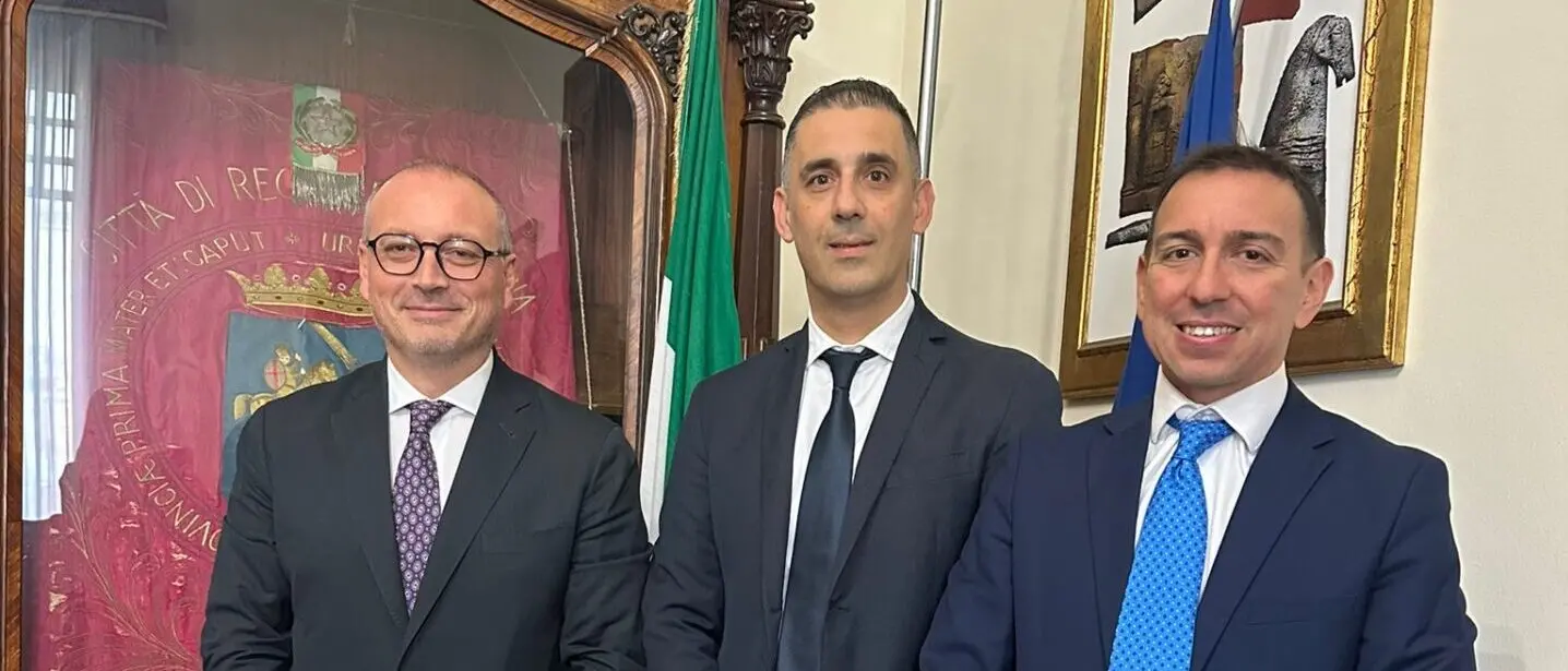 Reggio, il gruppo consiliare Red su piazza del Popolo: «Basta abusivi, giusta la destinazione parcheggio»