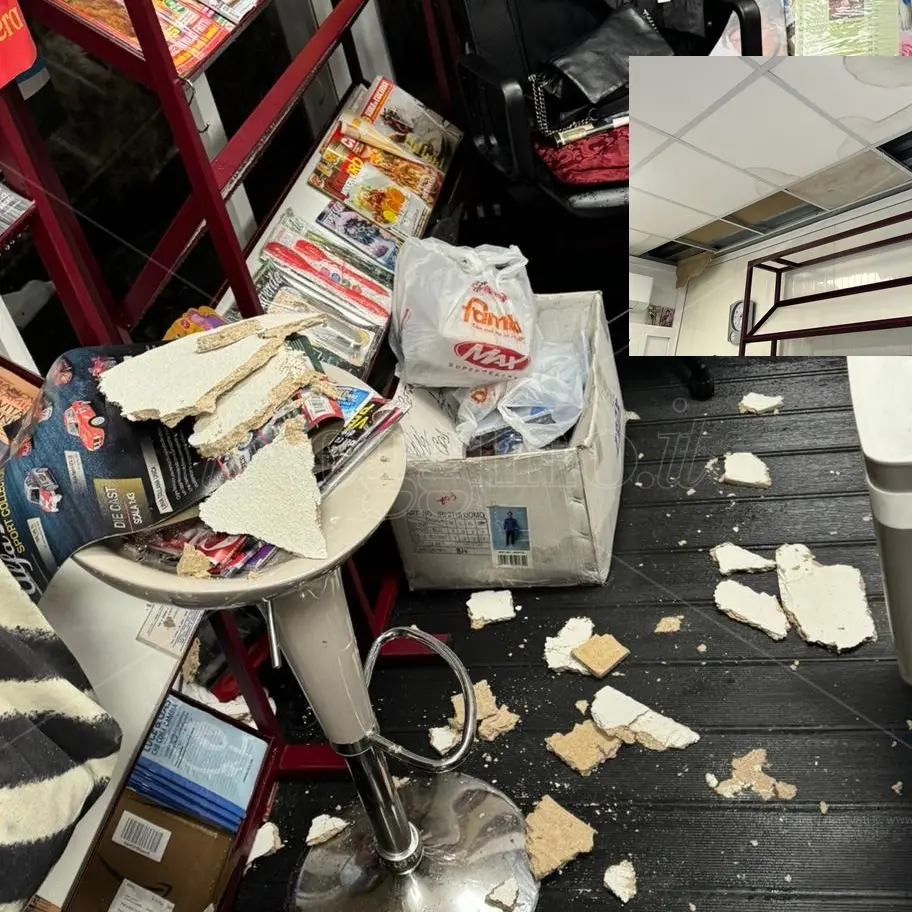 Maltempo a Reggio, danni all'edicola di piazza Garibaldi: «Il Comune intervenga per risanare il soffitto e riparare la struttura»