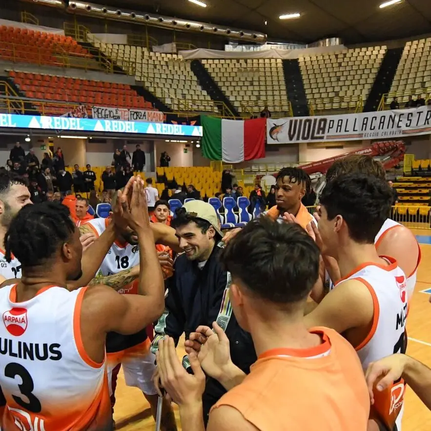 Basket B2, il derby con Catanzaro è neroarancio: per la Viola una vittoria all'ultimo canestro