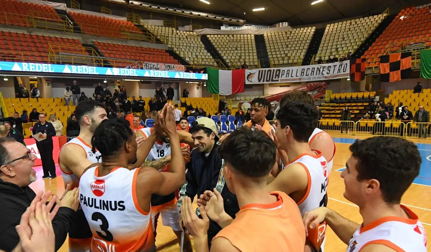 Basket B2, il derby con Catanzaro è neroarancio: per la Viola una vittoria all'ultimo canestro