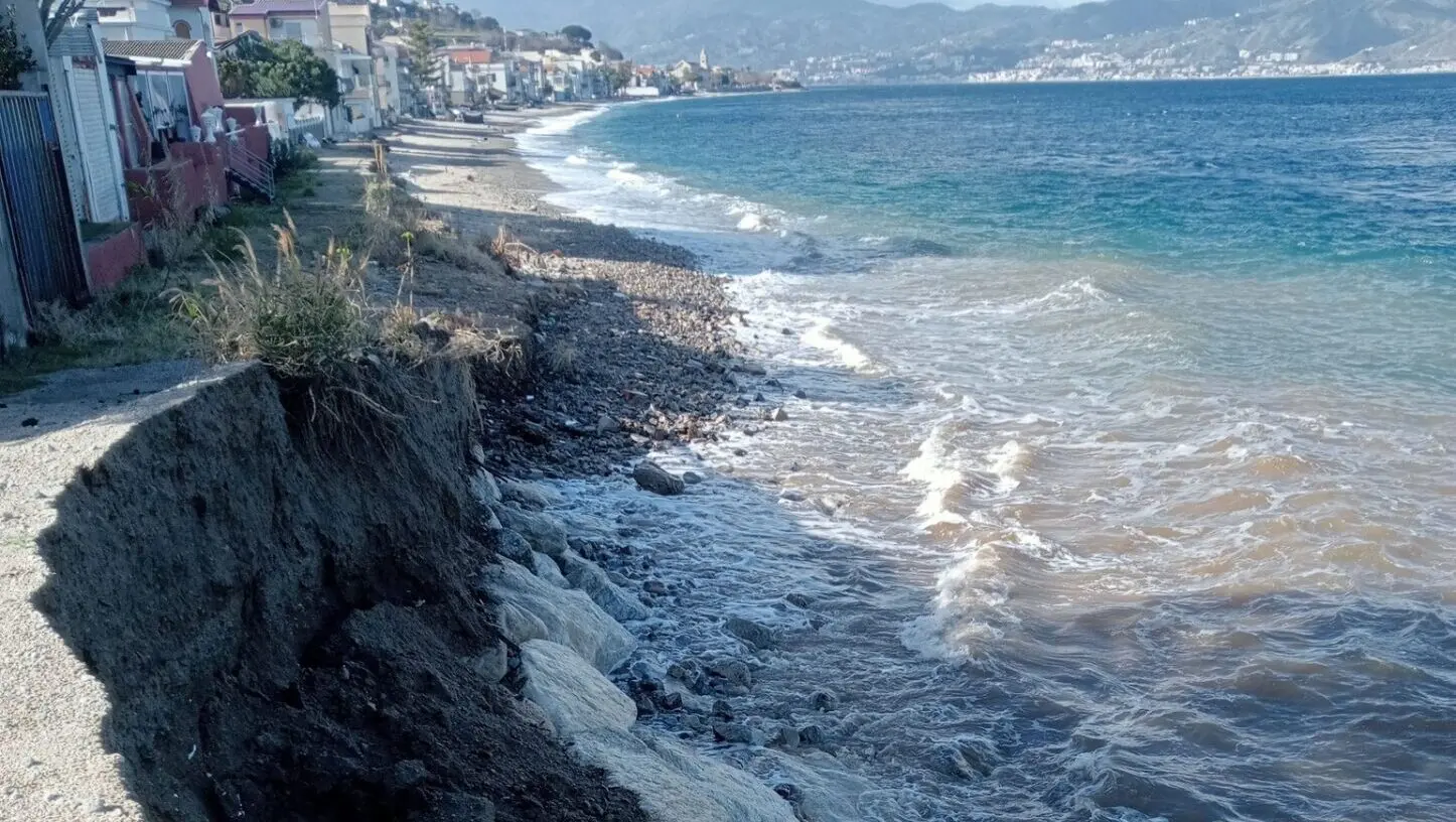 Cannitello, erosione della costiera: i cittadini chiedono l'intervento tempestivo delle istituzioni