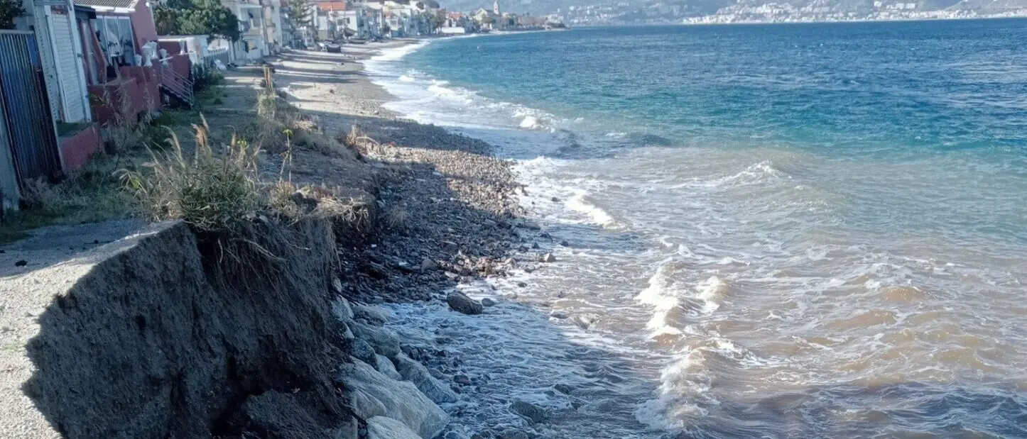 Cannitello, erosione della costiera: i cittadini chiedono l'intervento tempestivo delle istituzioni