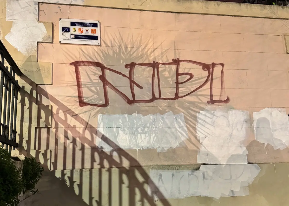 Verso il Giorno del Ricordo: il comitato 10 febbraio ripulisce il muro accanto alla targa vandalizzata in memoria di Norma Cossetto