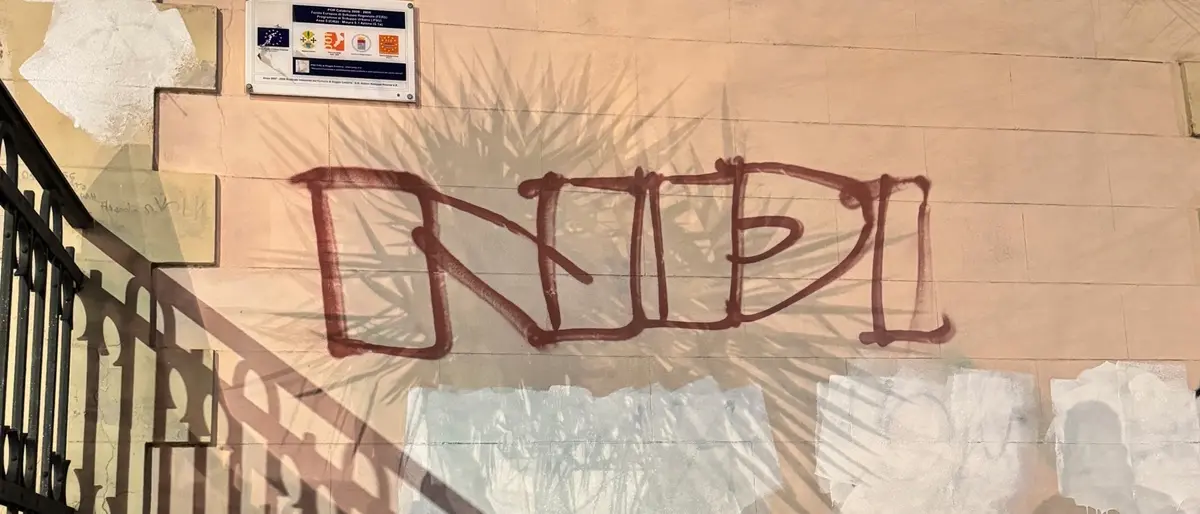 Verso il Giorno del Ricordo: il comitato 10 febbraio ripulisce il muro accanto alla targa vandalizzata in memoria di Norma Cossetto