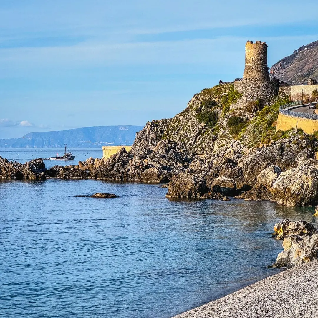 LA FOTO DEL GIORNO | La Torre Normanna di Bagnara Calabra: una fortezza tra mare e montagna
