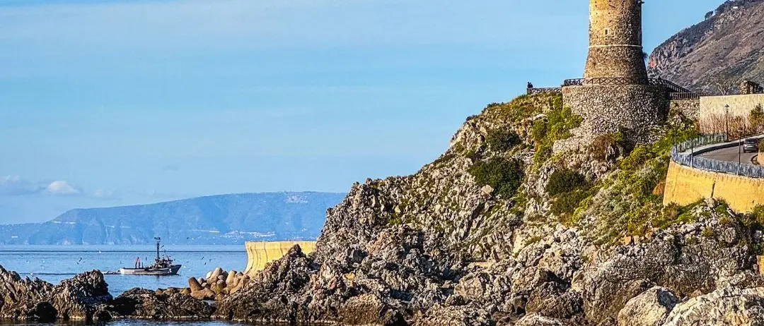 LA FOTO DEL GIORNO | La Torre Normanna di Bagnara Calabra: una fortezza tra mare e montagna