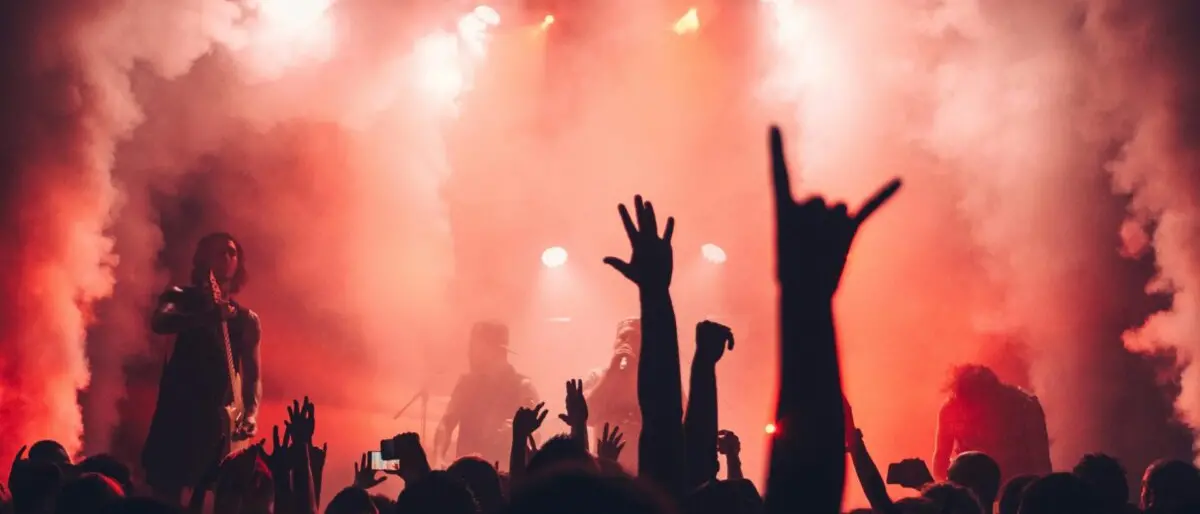 NON C’È NENTI | Ascoltare musica o farsi tatuare? Una guida stilosa al weekend reggino (ed è tutto vero)