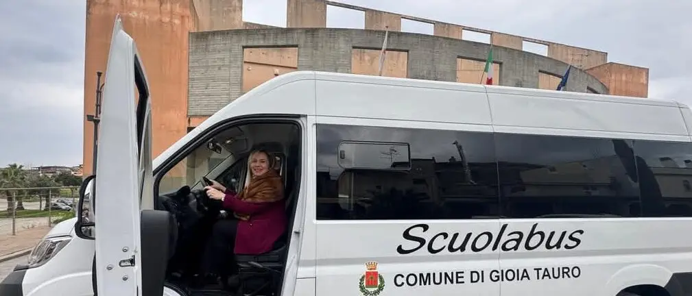 Gioia Tauro, passo in avanti verso inclusione e integrazione: nuovo scuolabus con pedana per disabili