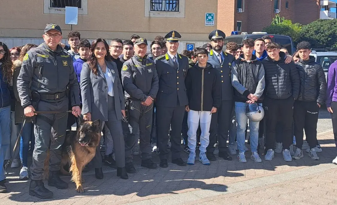 Reggio, l'incontro all'insegna della legalità tra il \"Righi - Fermi - Boccioni\" e la Guardia di Finanza