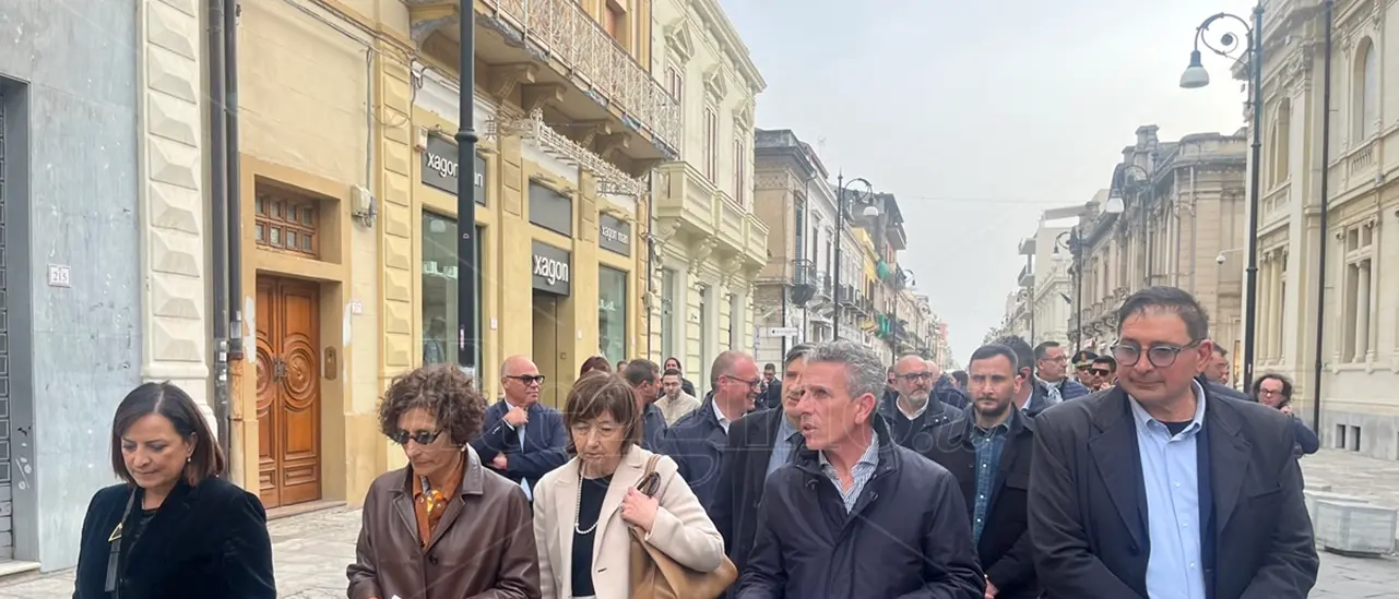 «Uniti si è più forti e non si resta isolati», a Reggio la passeggiata antiracket sul corso Garibaldi - VIDEO