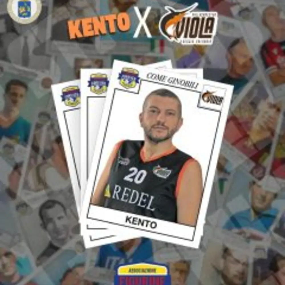 Il rapper reggino Kento in canotta della Viola nella figurina solidale di Figurine Forever