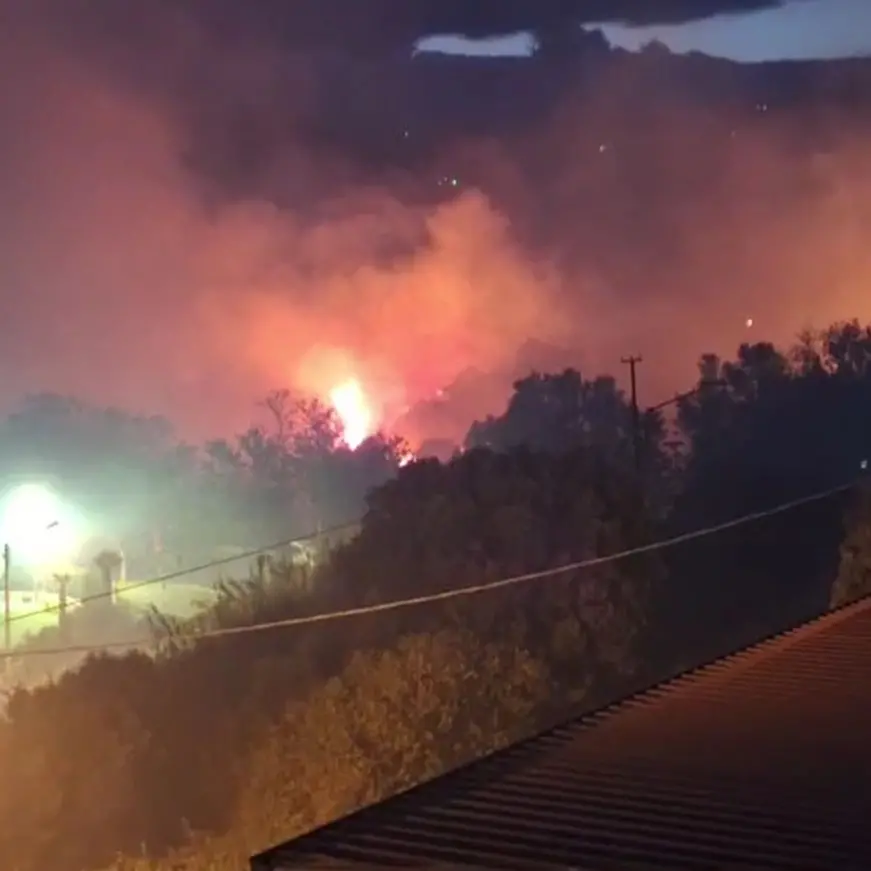 Bovalino, vasto incendio nell’entroterra: sul posto i Vigili del Fuoco