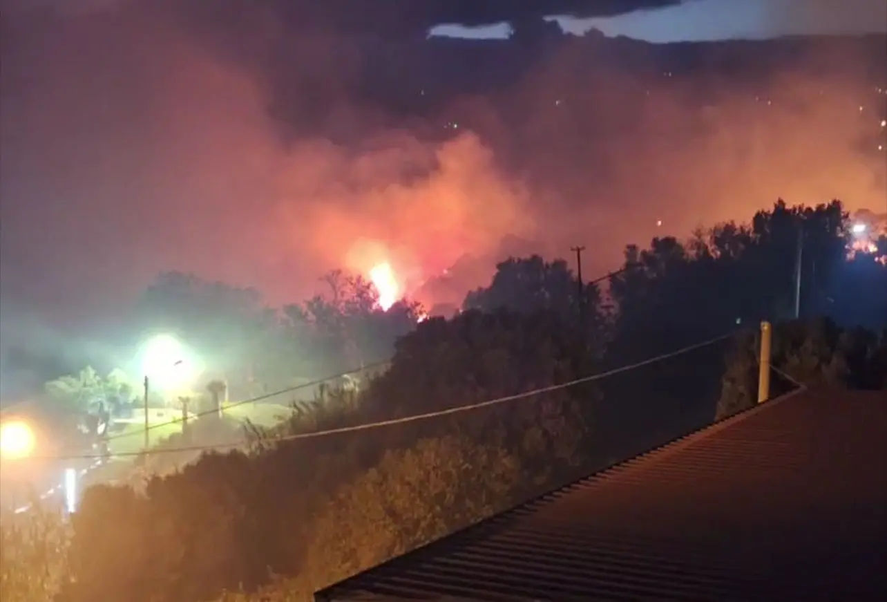 Bovalino, vasto incendio nell’entroterra: sul posto i Vigili del Fuoco