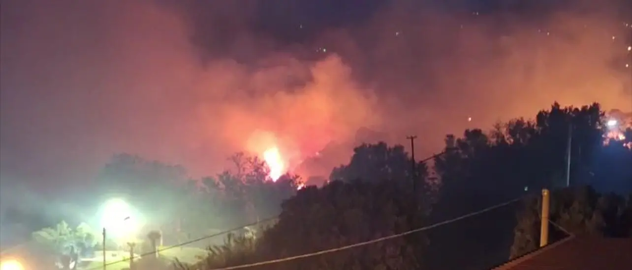 Bovalino, vasto incendio nell’entroterra: sul posto i Vigili del Fuoco