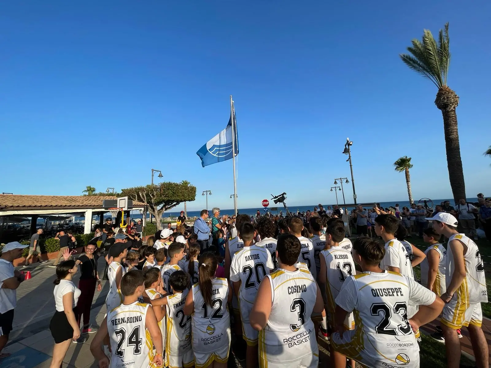 Roccella, la Bandiera Blu issata nel ricordo dei migranti vittime del naufragio