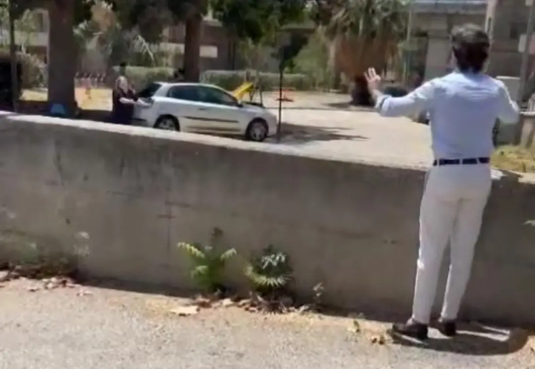 Reggio, lavano la macchina con l'acqua pubblica in piazza. Falcomatà li bacchetta: «Vi sembra normale?»