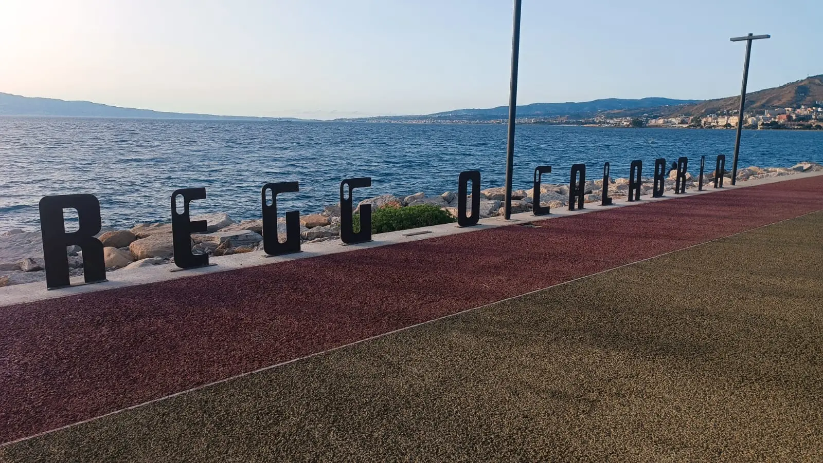 Al tempietto è già sparita la \"i\" di Reggio: riparata in poche ore. Ennesimo atto di vandalismo?