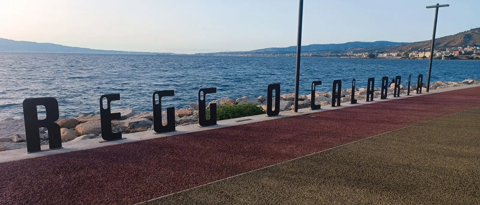 Al tempietto è già sparita la \"i\" di Reggio: riparata in poche ore. Ennesimo atto di vandalismo?