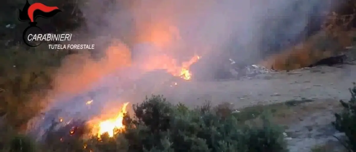 Reggio, traffico e combustione illecita di rifiuti: 5 persone sottoposte a misure cautelari - VIDEO