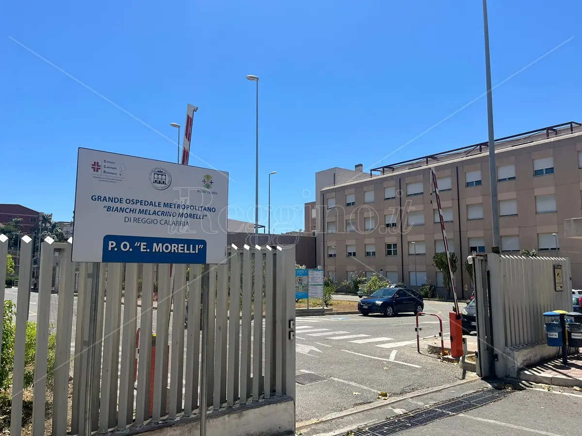 Naufragio migranti, la salma di una donna incinta accolta al \"Morelli\" di Reggio