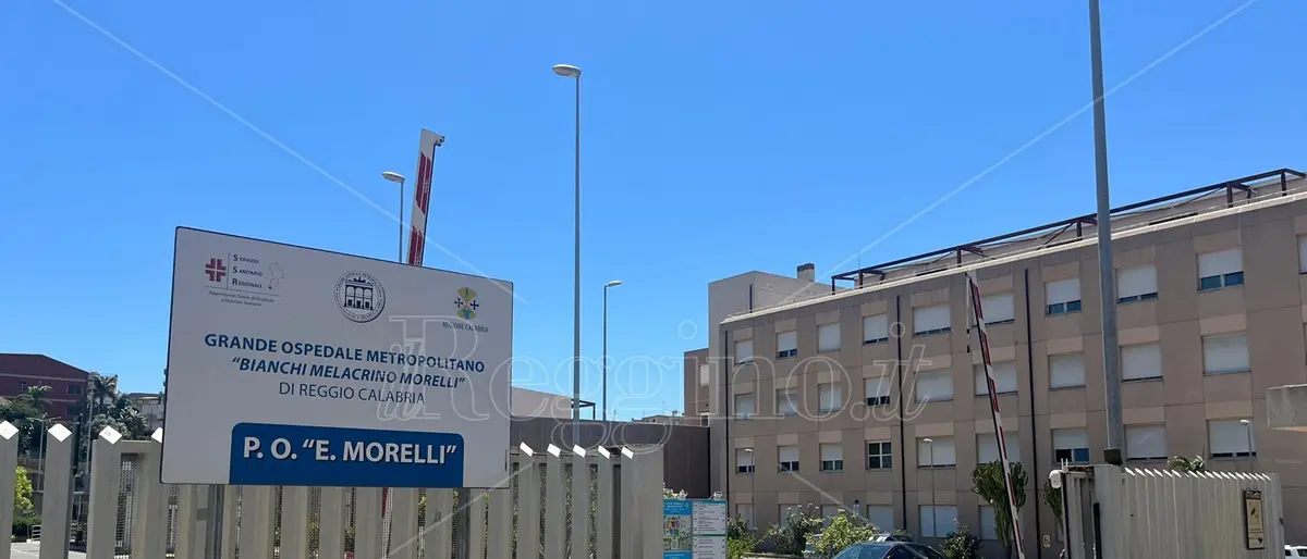 Naufragio migranti, la salma di una donna incinta accolta al \"Morelli\" di Reggio