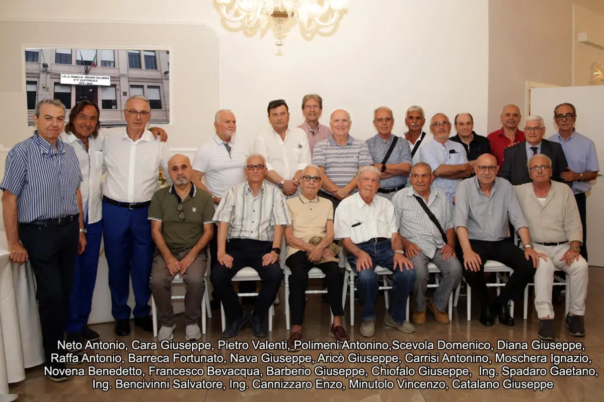 Reggio, gli ex studenti della V^ F Elettricisti dell'Iti Panella festeggiano il 50° del diploma