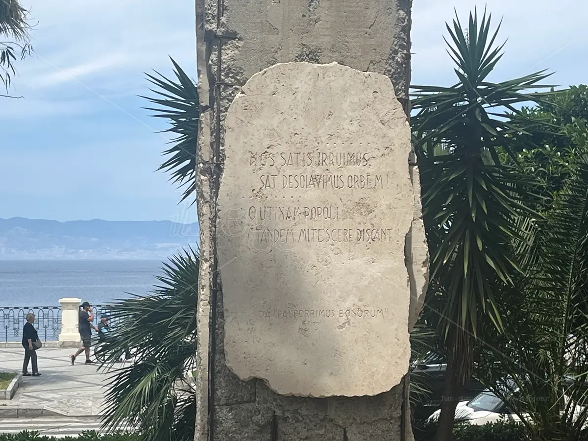 Reggio, sul lungomare Matteotti il monumento a Francesco Sofia Alessio tra memoria e decadenza - FOTO