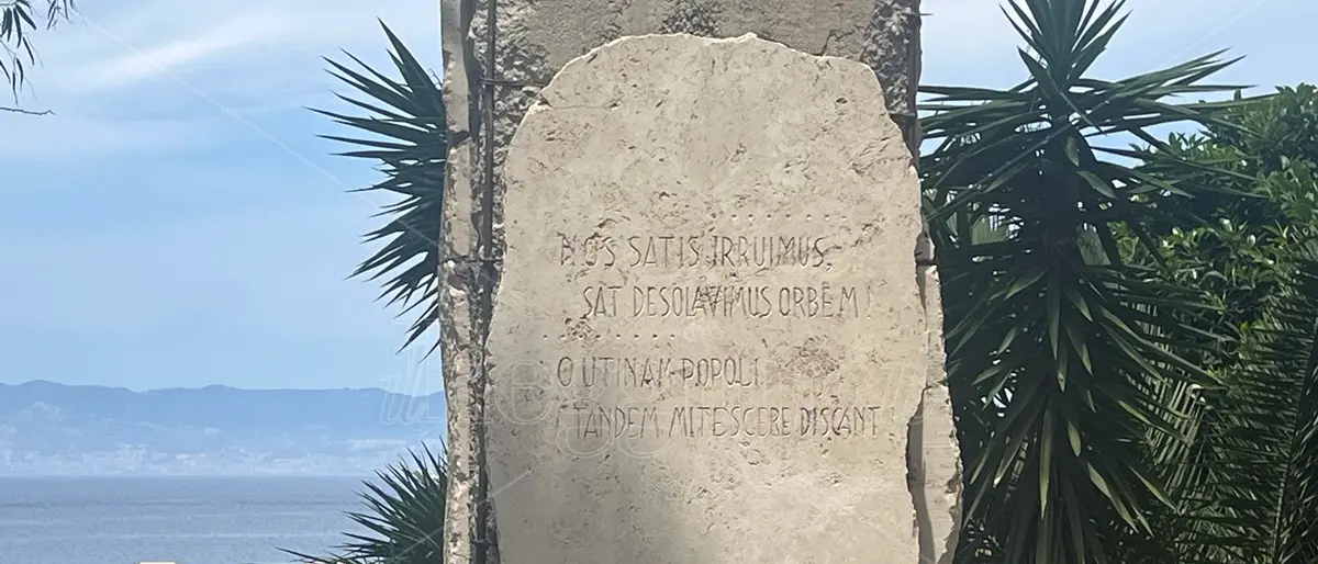 Reggio, sul lungomare Matteotti il monumento a Francesco Sofia Alessio tra memoria e decadenza - FOTO