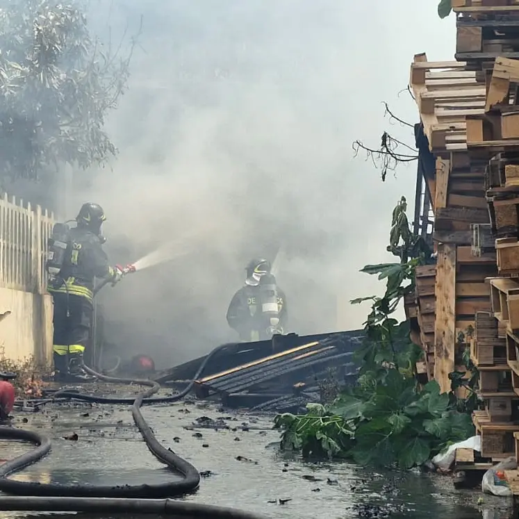 Vasto incendio a Spirito Santo: a fuoco un capannone | FOTO
