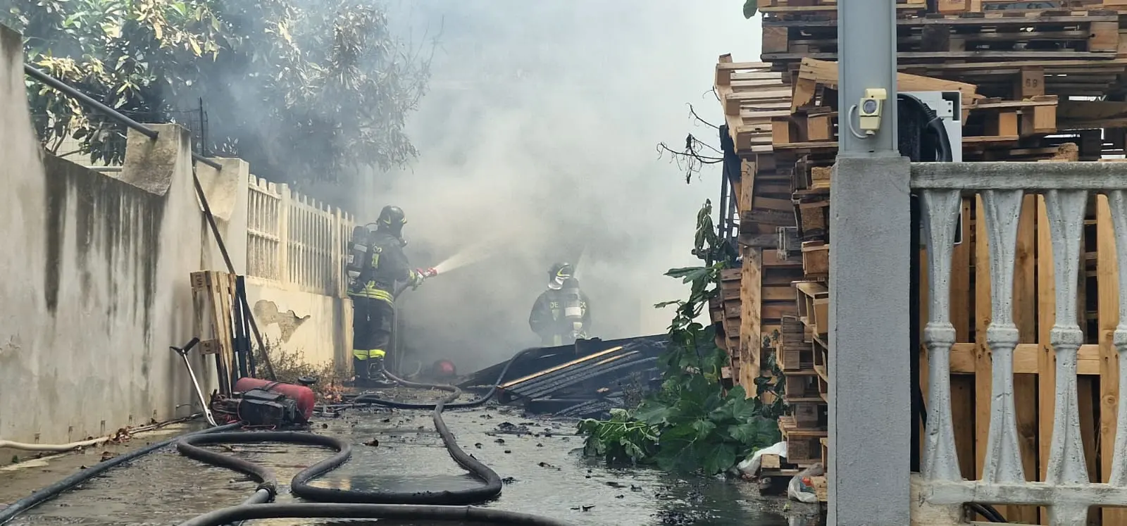 Vasto incendio a Spirito Santo: a fuoco un capannone | FOTO
