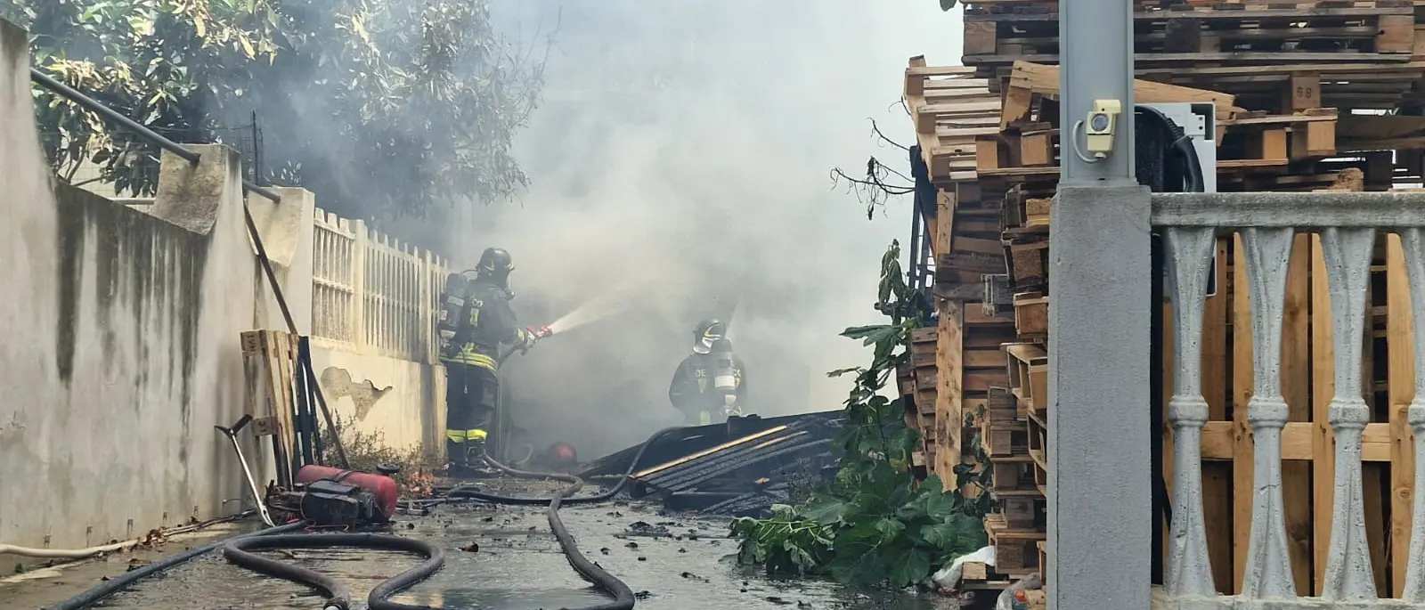 Vasto incendio a Spirito Santo: a fuoco un capannone | FOTO