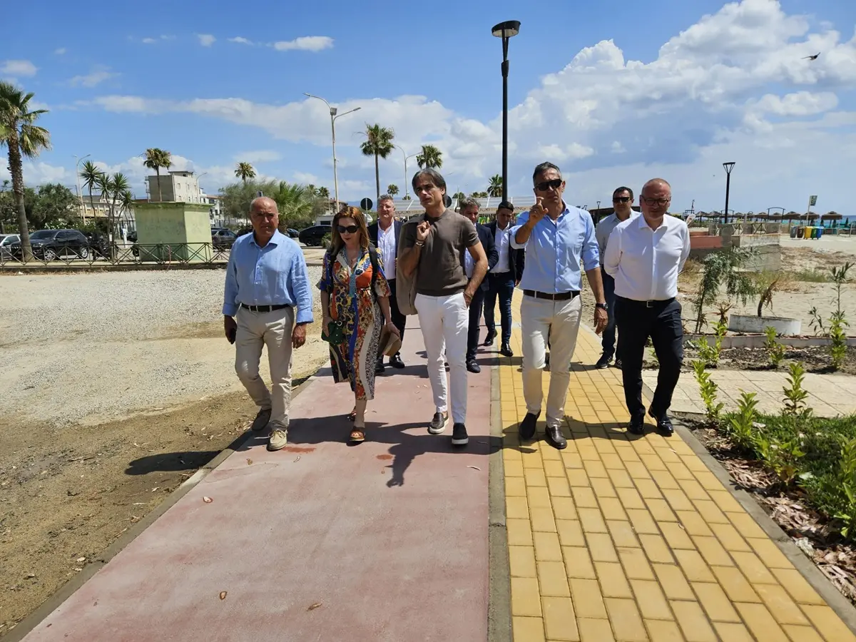 Locri, inaugurata la nuova pista ciclabile sulla via marina. Fontana: «Un nuovo passo verso la Città del mare»