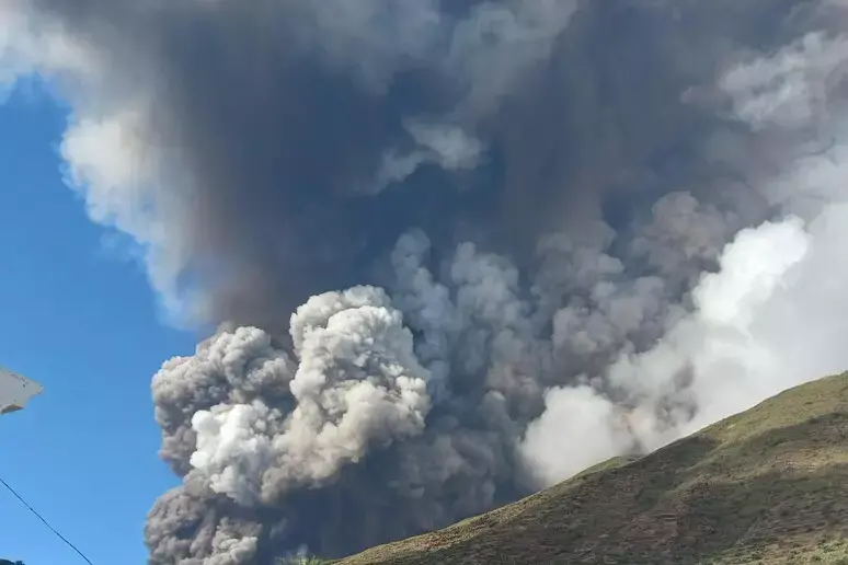 Allerta Rossa per lo Stromboli. Chiuso lo spazio aereo su Catania