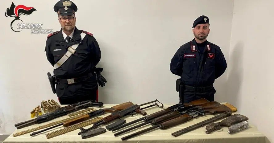 Reggio, ritrovate dai Carabinieri armi da guerra nascoste in un terreno
