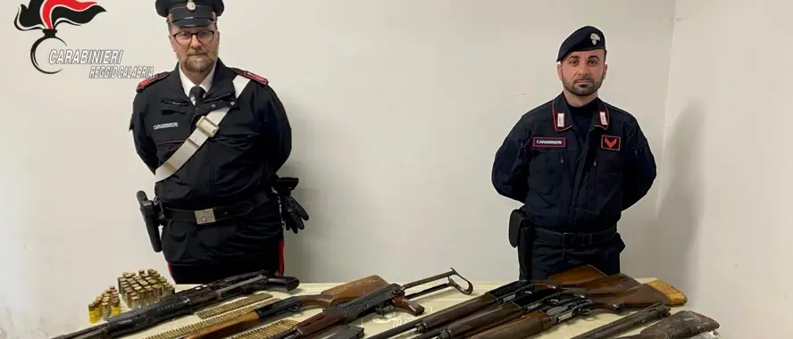 Reggio, ritrovate dai Carabinieri armi da guerra nascoste in un terreno