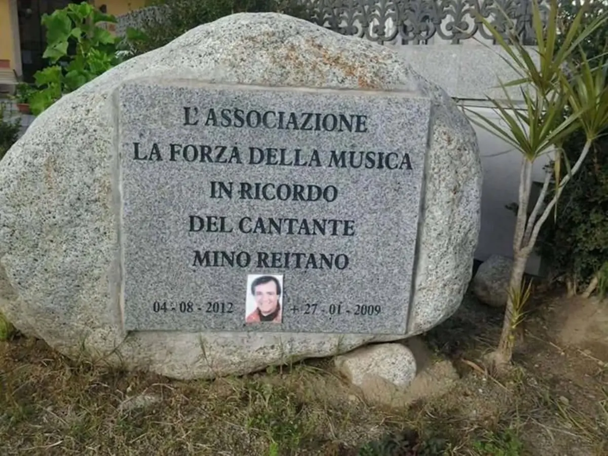 IL CASO | A Gioiosa Ionica rimossa la targa in memoria di Mino Reitano: l'opposizione attacca il sindaco Ritorto