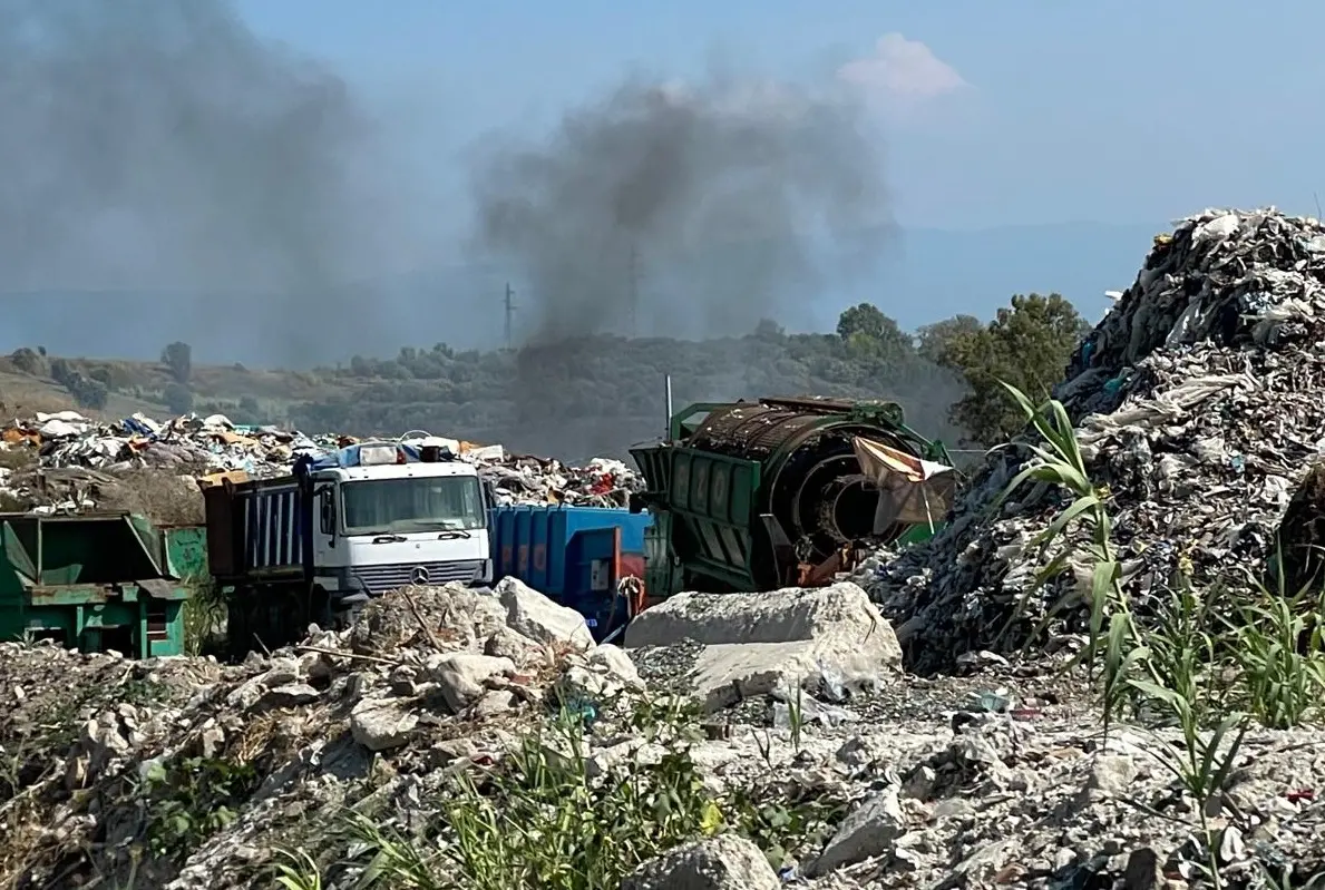 Nube tossica a Palmi, proseguono le operazioni di spegnimento dell'incendio