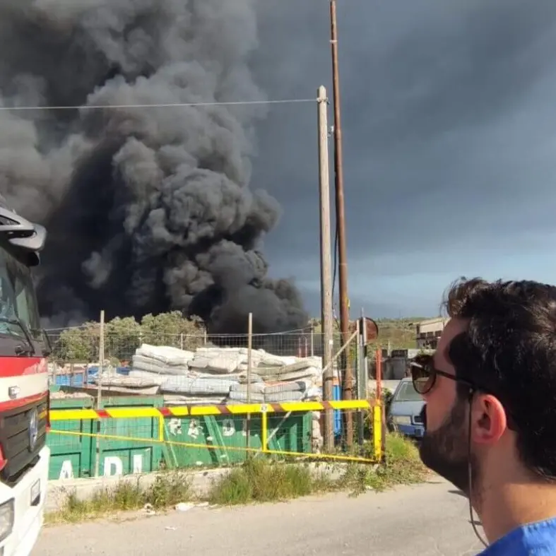 Incendio a Palmi, il sindaco Ranuccio: «Situazione sotto controllo, priorità risolvere emergenza»