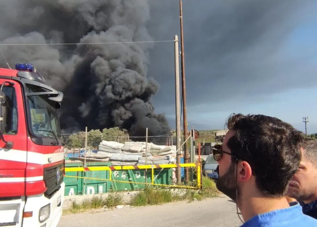 Incendio a Palmi, il sindaco Ranuccio: «Situazione sotto controllo, priorità risolvere emergenza»