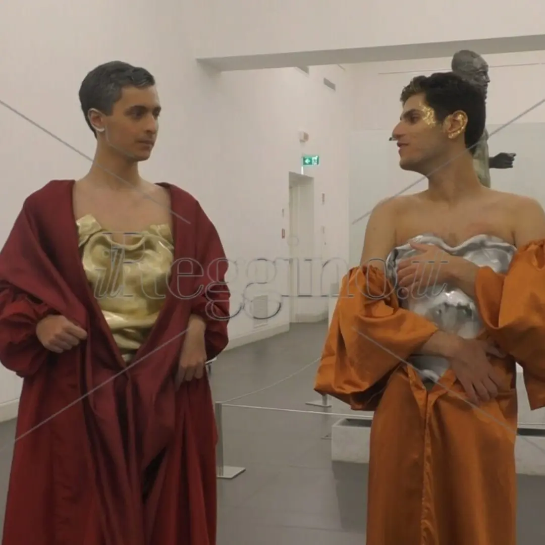 Con le associazioni Jole Santelli e Modelli si Nasce, ragazzi autistici posano accanto ai Bronzi e raccontano la vera bellezza: quella dell'anima