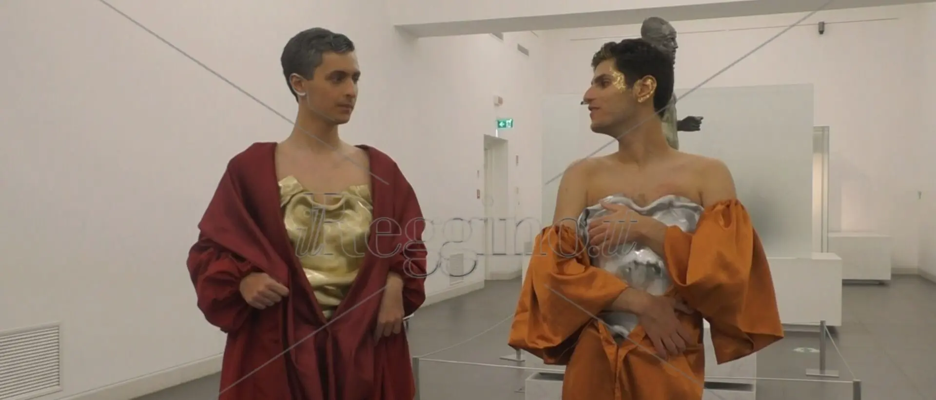 Con le associazioni Jole Santelli e Modelli si Nasce, ragazzi autistici posano accanto ai Bronzi e raccontano la vera bellezza: quella dell'anima